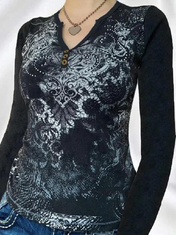 gothic-print-v-neck-long-sleeve-tee